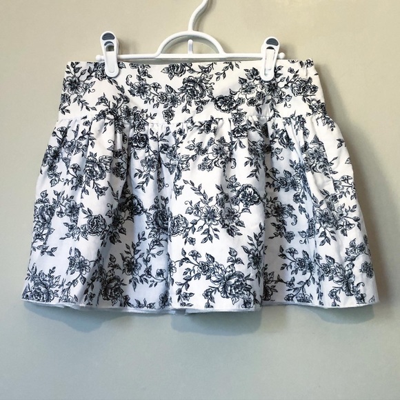 NWOT Gorgeous Mini Skirt - Picture 3 of 4